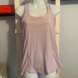 Euc Lululemon tank with built in bra.  So cute!  No pads. Size 6